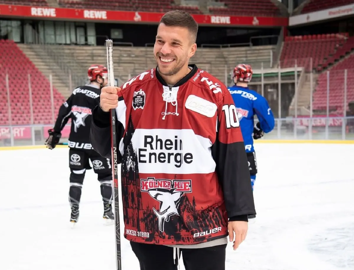 Чемпион мира по футболу стал профессиональным хоккеистом. На его дебют продали 100 тысяч билетов