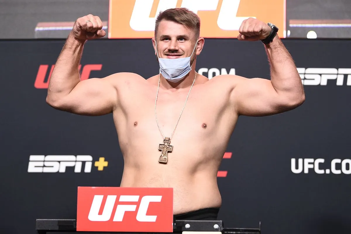 Молдавский боец UFC задушил соперника, а потом кинул через бедро тренера. Как так?