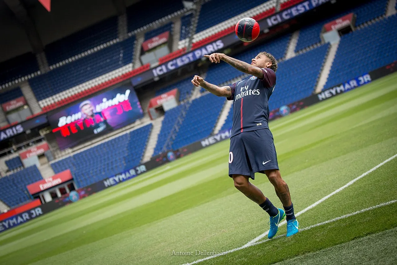 Неймара забанили на твиче. Футболист любит играть в CS и дружит с самым известным стримером в мире