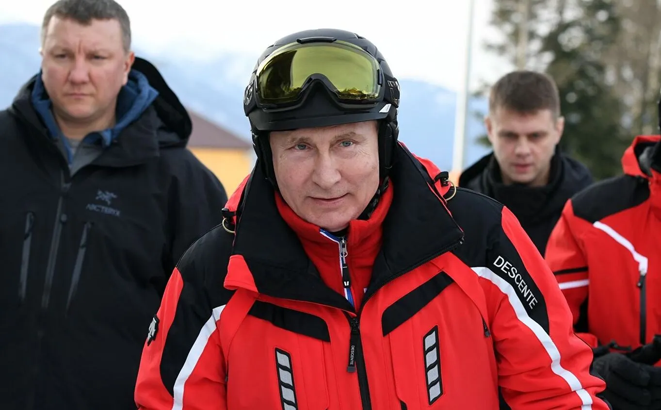 Забил пенальти и научился керлингу за одно занятие. Разбираем спортивные достижения Владимира Путина