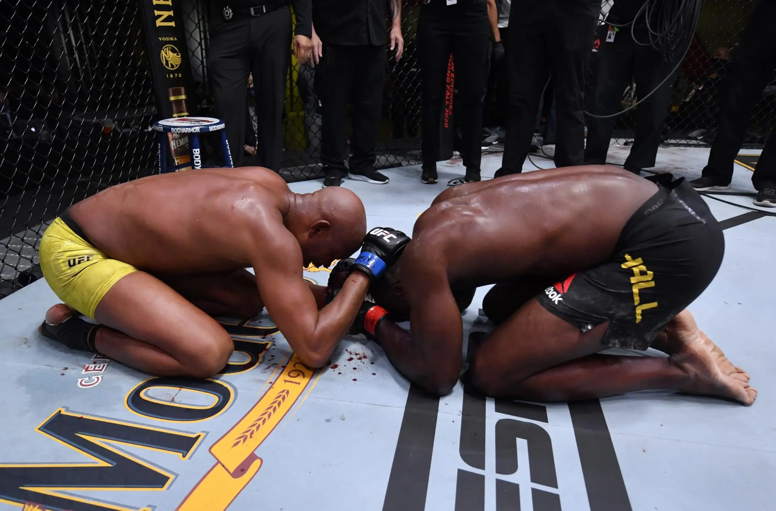 Боец UFC упал на колени перед поверженным оппонентом и расплакался. Что у них произошло?