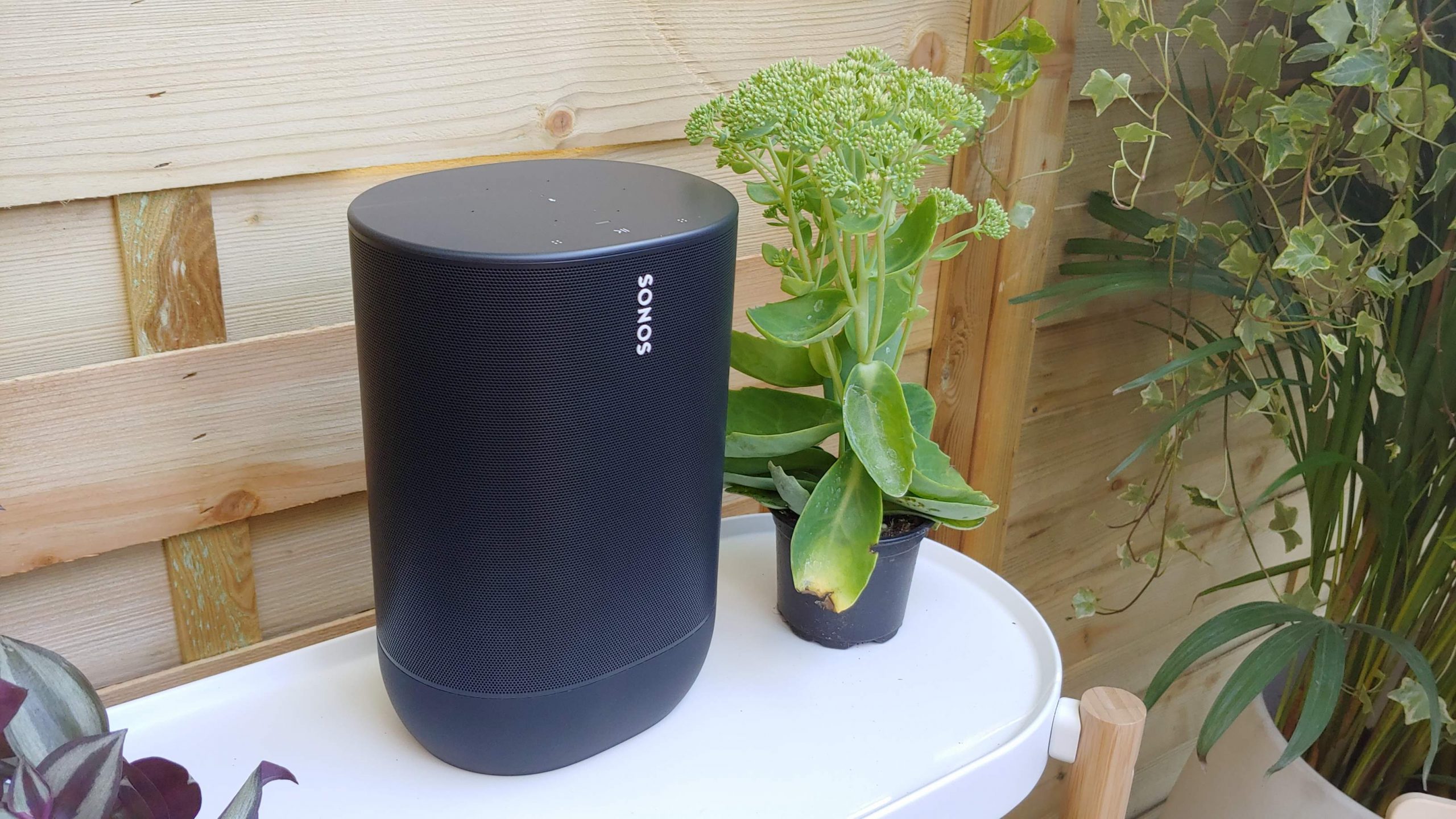 Обзор Sonos Move. Это портативная колонка за 40 тысяч, которую хочется  оставить дома — Палач | Гаджеты, скидки и медиа