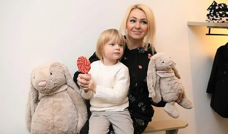 Гном Гномычу не нравится сниматься для инстаграма. Его заставляют это делать