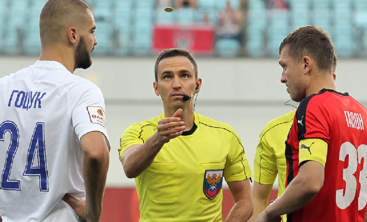 В русском футболе чиновник назвал судью скотиной и предложил выскочить раз на раз. Как его накажут?