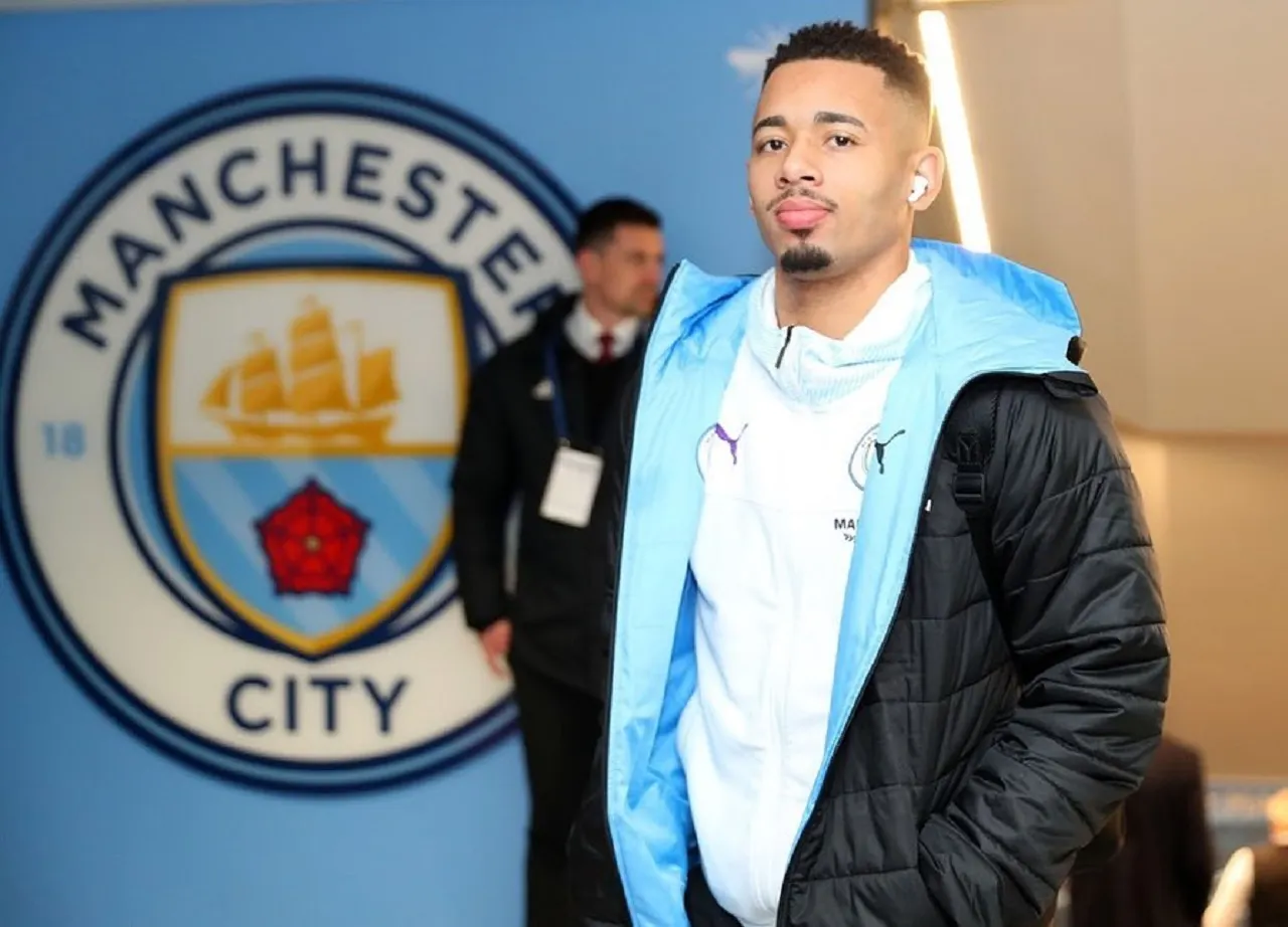 В Библии нашли фото двух топ-футболистов АПЛ с одной и той же девушкой. Дама назвала снимки хламом