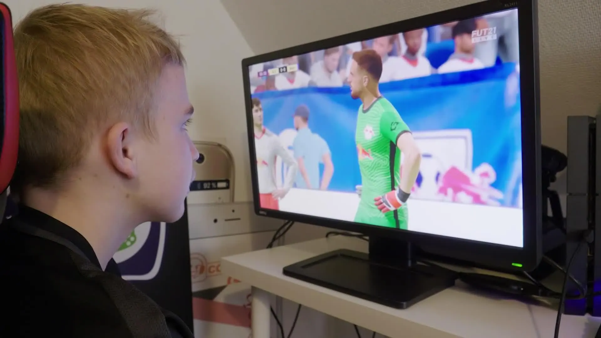 14-летний геймер с 270 победами подряд в FIFA 21 проиграл по пенальти. Он пробил себе фейспалм и расплакался