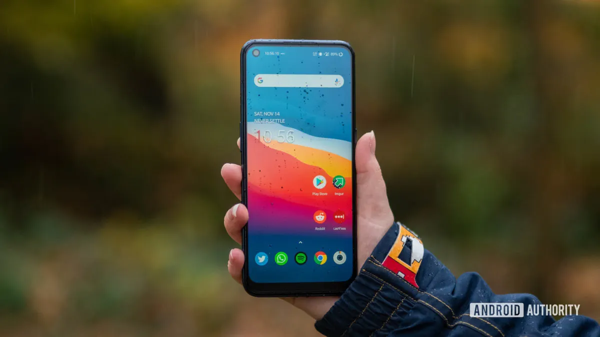 Пора брать самый дешевый OnePlus. У него плавный экран и огромная батарея