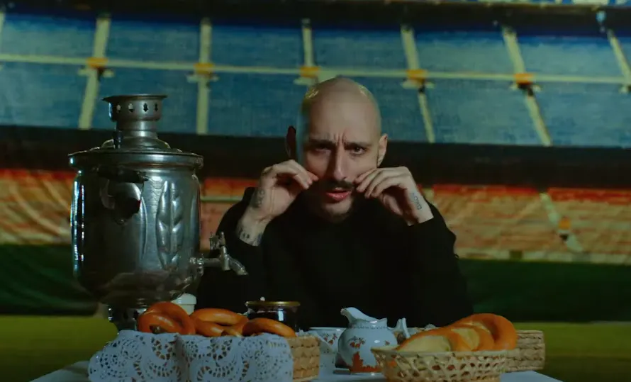 Леван Горозия посвятил трек главному тренеру сборной России Черчесову. В клипе снялись футболисты и Жека Савин