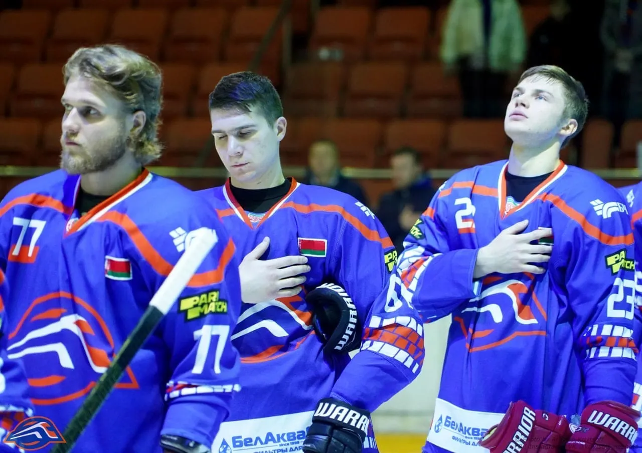 В Беларуси хоккеистов оштрафовали за то, что они не держали руку на сердце во время гимна