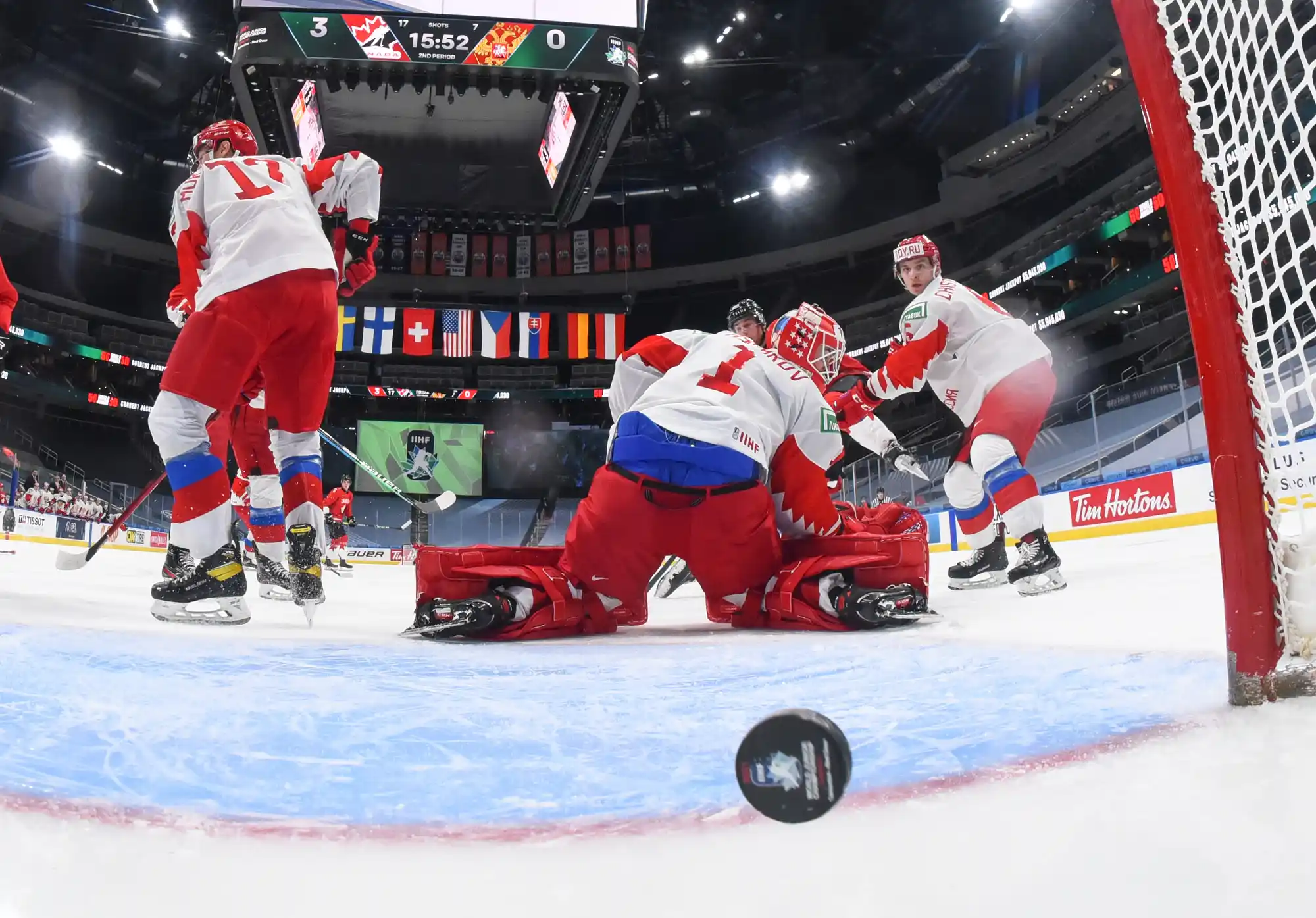 Россия сгорела Канаде в хоккей, а вратарь Аскаров постоянно терял клюшку. Теперь про него сочиняют смешные шутки и мемы