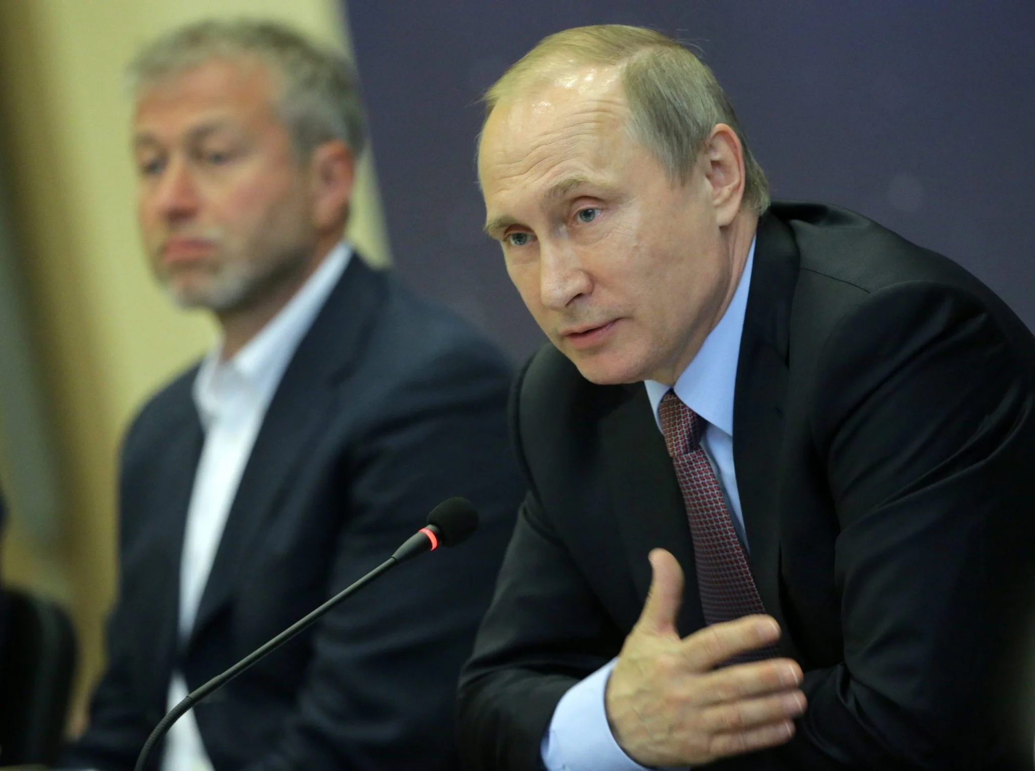 Путин заявил, что большинство российских олигархов верны интересам России. Слепота или наивная вера?