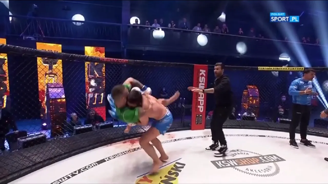 Дагестанский боец MMA устроил драку после поединка. Он напал на соперника и избил его второй раз