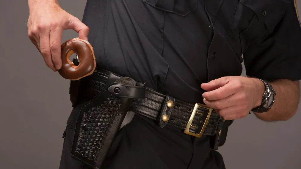 Почему полицейские в западных фильмах постоянно едят пончики? У стереотипа есть логичное объяснение