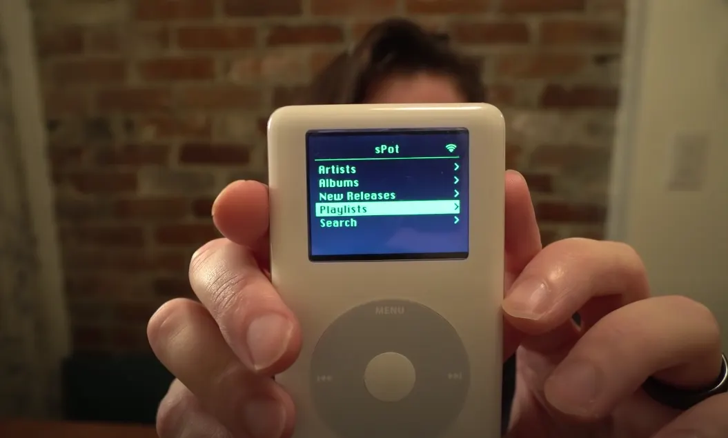 Энтузиаст прокачал культовый iPod Classic. Теперь там есть Spotify, Wi-Fi и жирная батарея