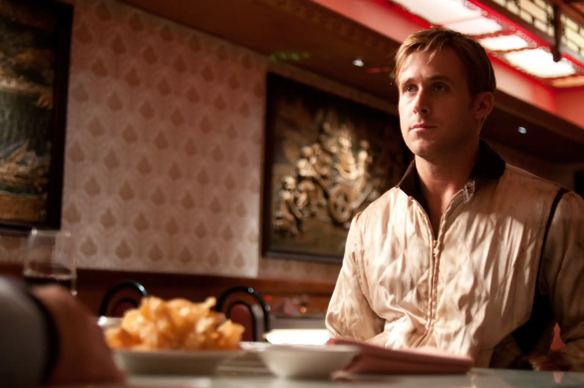 Киану Ривз был вежливым, Дрейк ел капусту. Официантка оценила звезд, которых обслуживала