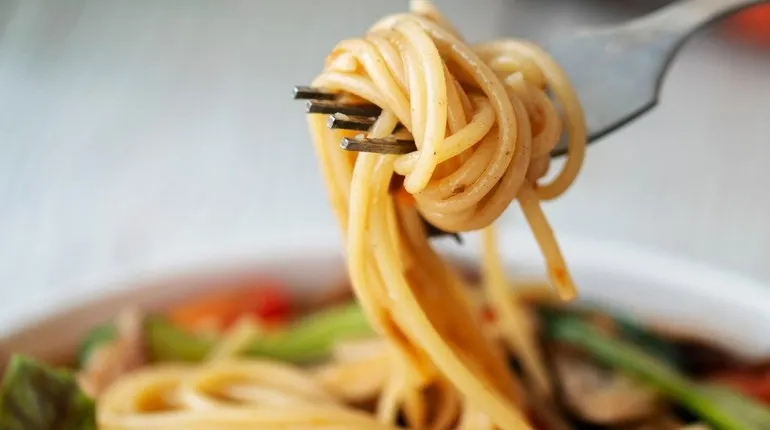 В Японии выпустили лапшу быстрого приготовления длиною в метр. Зачем?