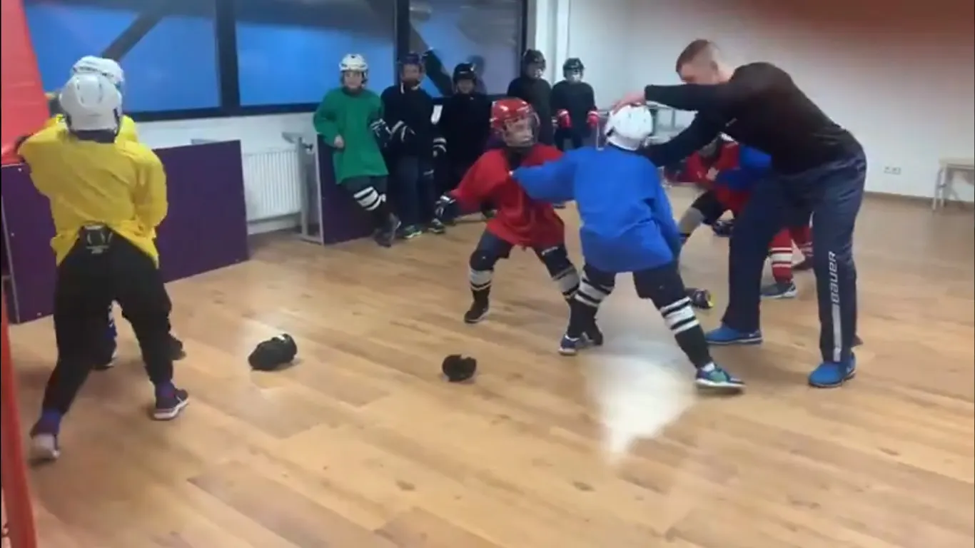 В Москве хоккейный тренер учил 8-летних детей дракам на льду. Он сам показывал на них удар в челюсть