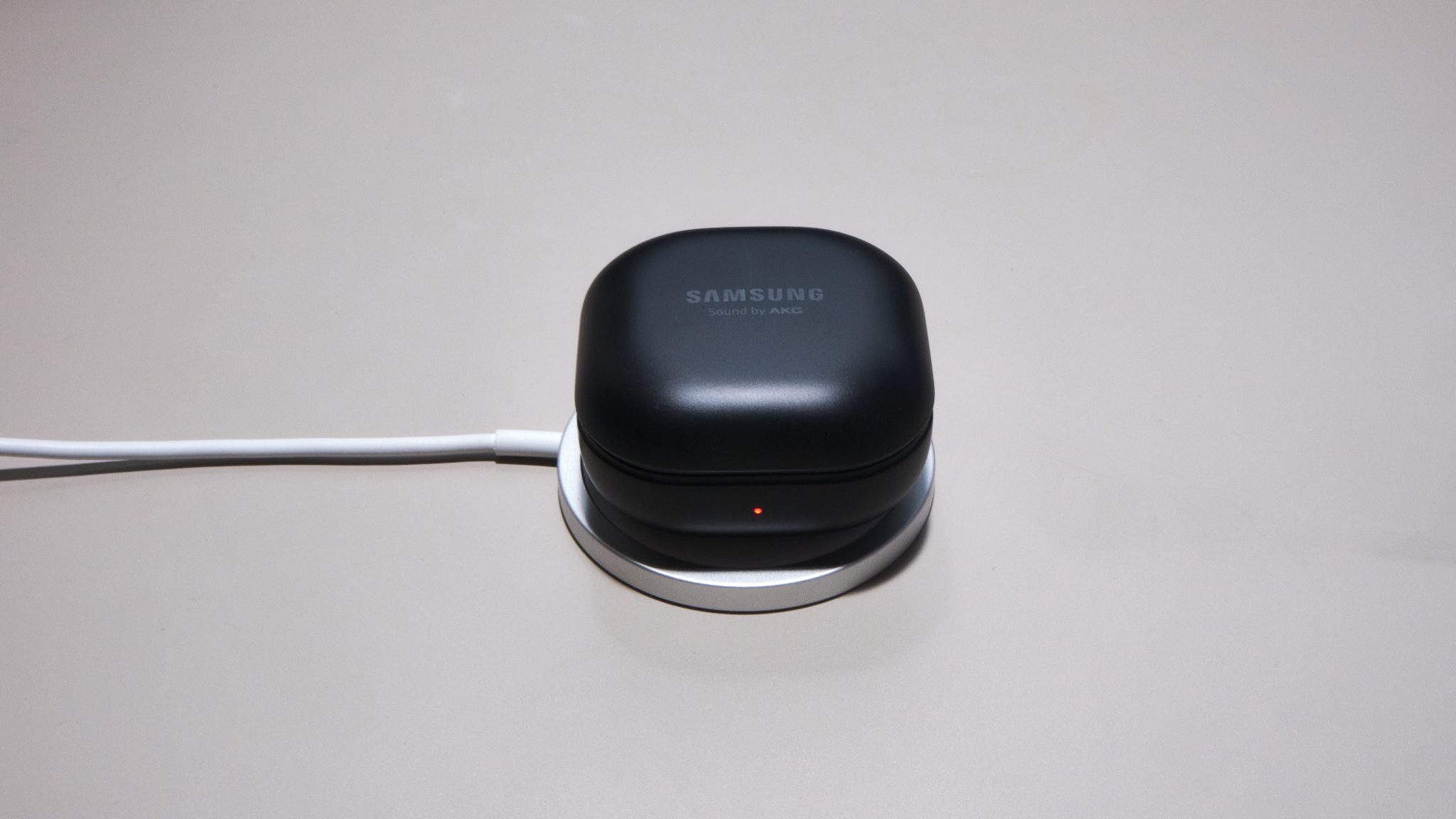 Левый наушник buds pro. Беспроводная зарядка для наушников Samsung Buds. Galaxy Buds зарядить на беспроводной зарядке для часов.