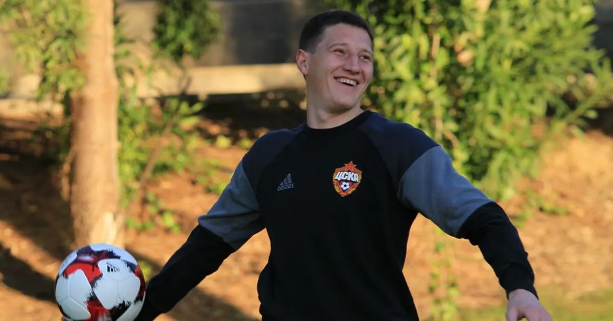 Экс-дублер Акинфеева Сергей Чепчугов что-то замышляет на 17 февраля. Он уже съел тарелку сигаретных окурков