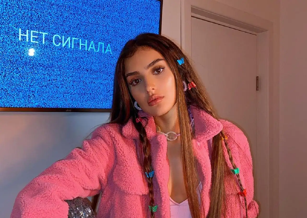 Дина Саева сама попросилась на интервью к Юрию Дудю. Тиктокерша уже представляет, что ему ответит