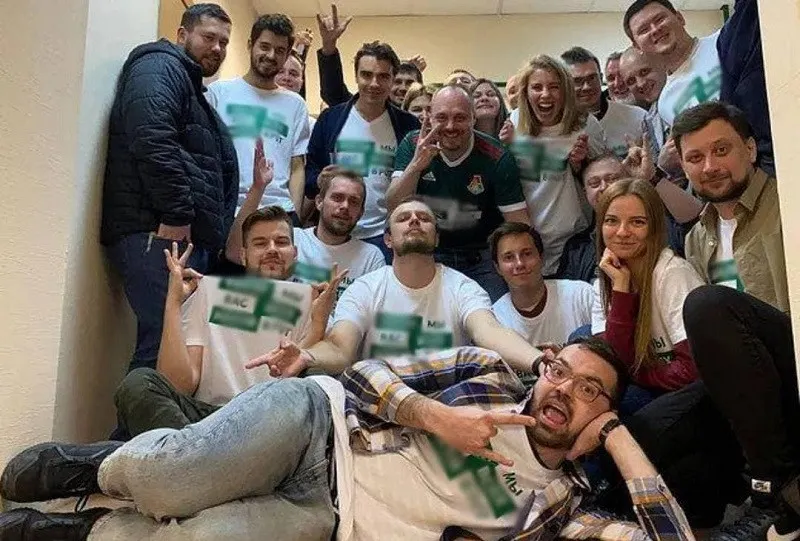Из «Локомотива» уволили больше 20 PR-сотрудников. Они выложили фото с матерной фразой на вечеринке