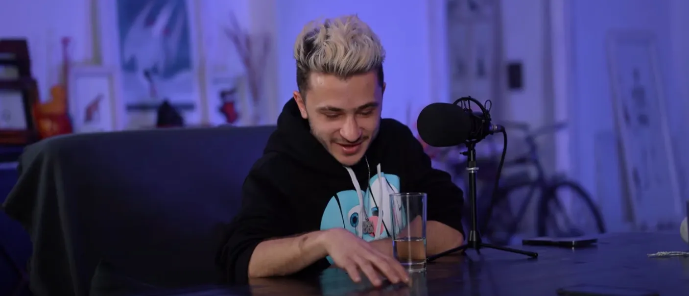 Эльдар Джарахов начал делать невыносимые интервью со звёздами. Это явный признак того, что жанр умирает