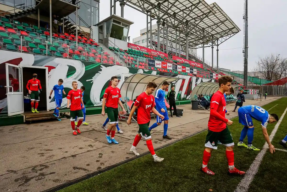 17-летнего футболиста «Локомотива» после матча избили соперники. У него сотрясение мозга и перелом