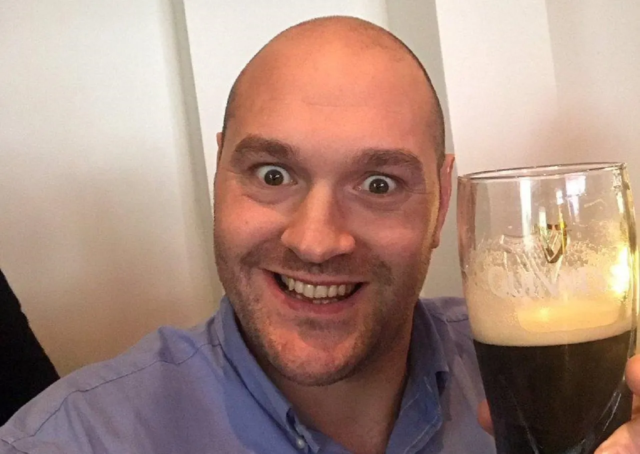 Чемпион мира по боксу Тайсон Фьюри набрал вес по особой диете. Он пьет по 7 литров пива в день