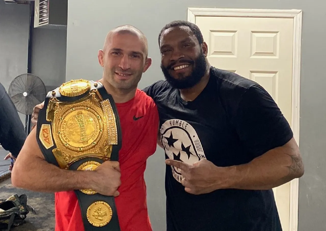 Осетинскому бойцу MMA оторвало палец во время поединка. Его искали по всей арене, а нашли в перчатке