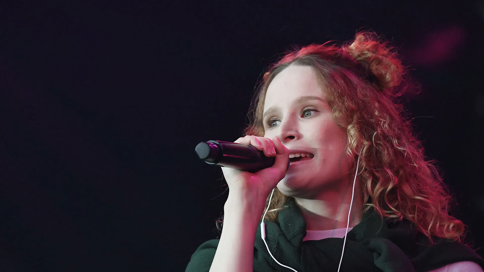 Баннер с Монеточкой разместили на Times Square. Так Spotify и певица борются за права женщин