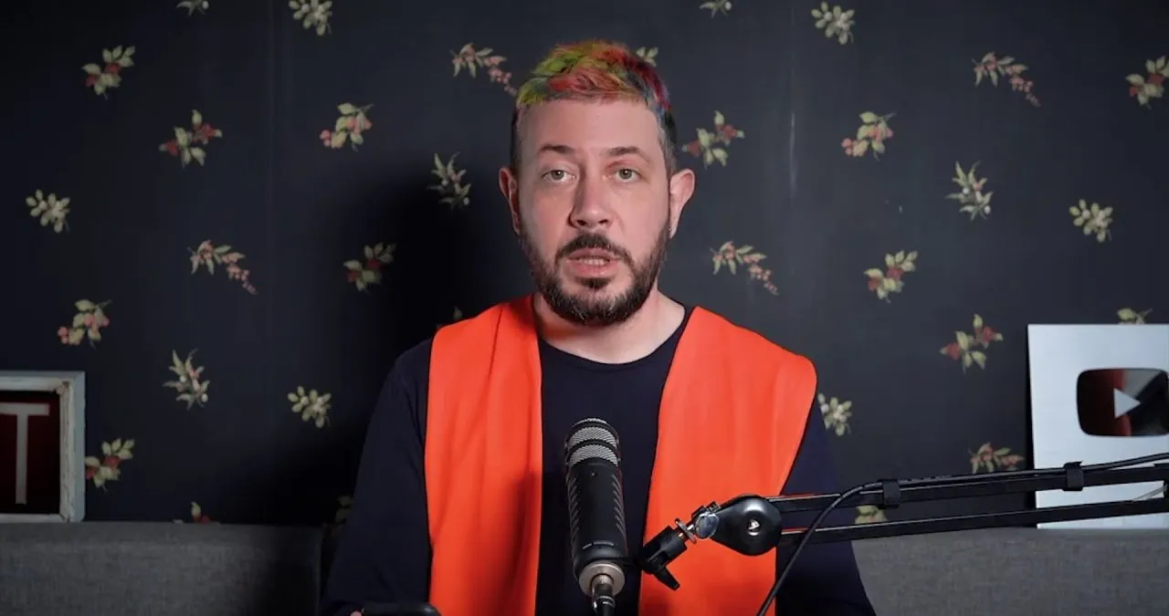 15 вещей, которые бесят Артемия Лебедева. Клей на дисконтных картах, пульт от телевизора и другие странности