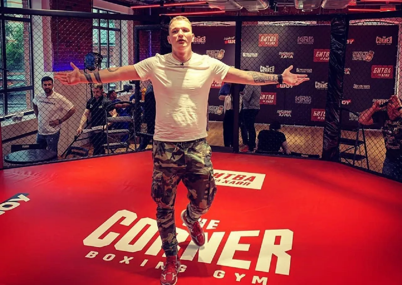 Эдвард Бил пришел на поп-MMA, хотя сидит под домашним арестом. Босс промоушна уже отмазал блогера