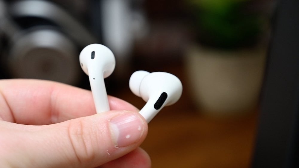 В каком наушнике у airpods микрофон