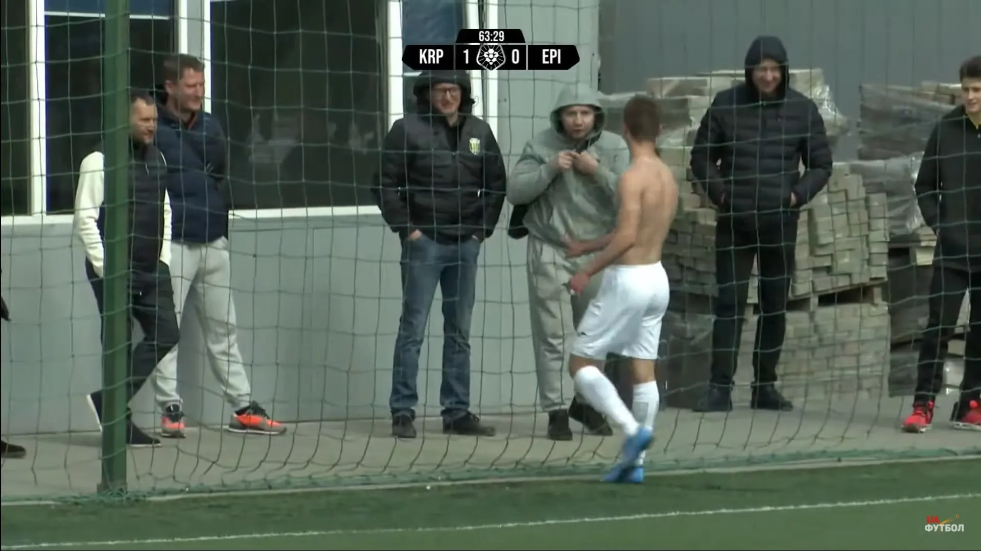 В Украине футболист после гола выбросил и потерял майку. Ее спрятали зрители за воротами