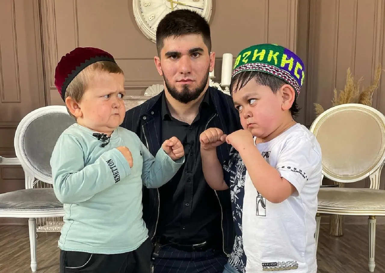 Когда бой у Хасбика и Абдурозика? Бойцов в весе до 18 кг на первой встрече разнимали 7 минут