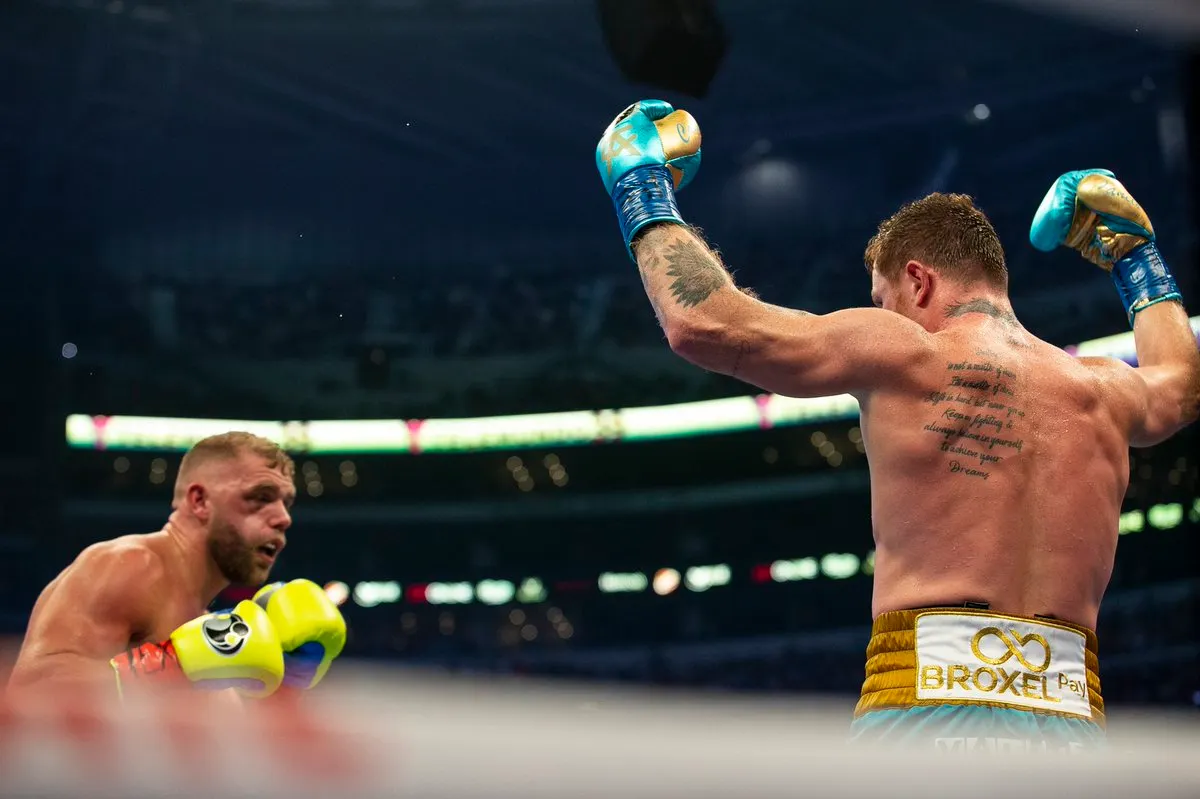 Лучший боксер мира сломал сопернику лицо на ринге. Канело сам посоветовал команде Сондерса сдаться