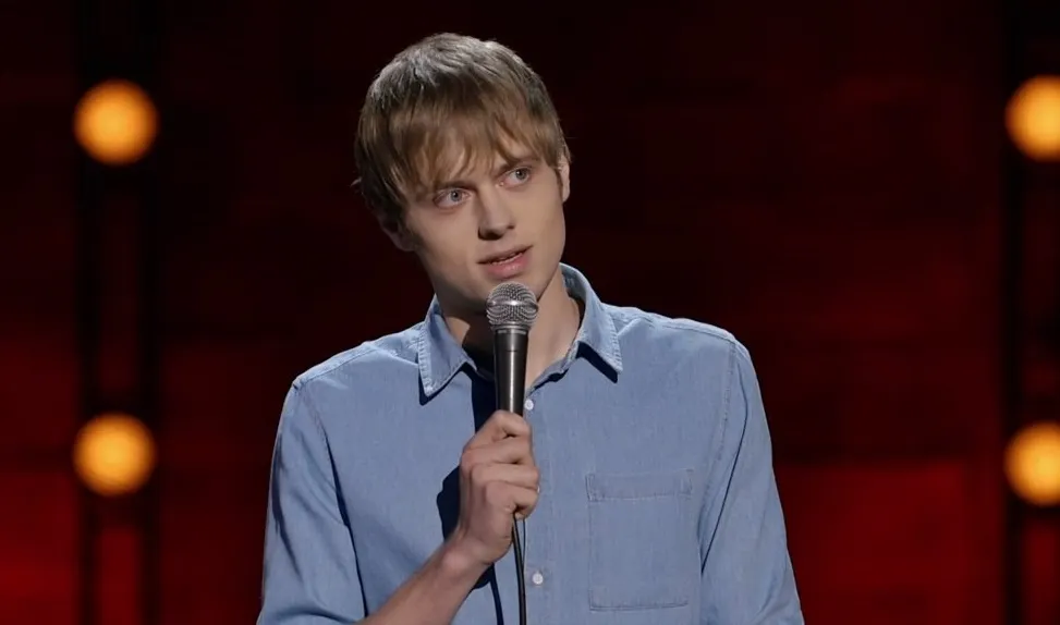 Стендапер Ваня Усович выступил на юбилее Слуцкого. Он шутил о любви тренера к КВН и футбольных правилах