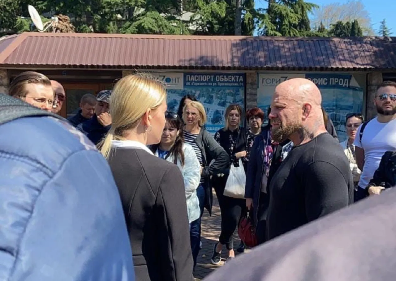 Экс-бойца MMA Джеффа Монсона заметили на митинге обманутых дольщиков в Сочи. Его смешно выгораживают