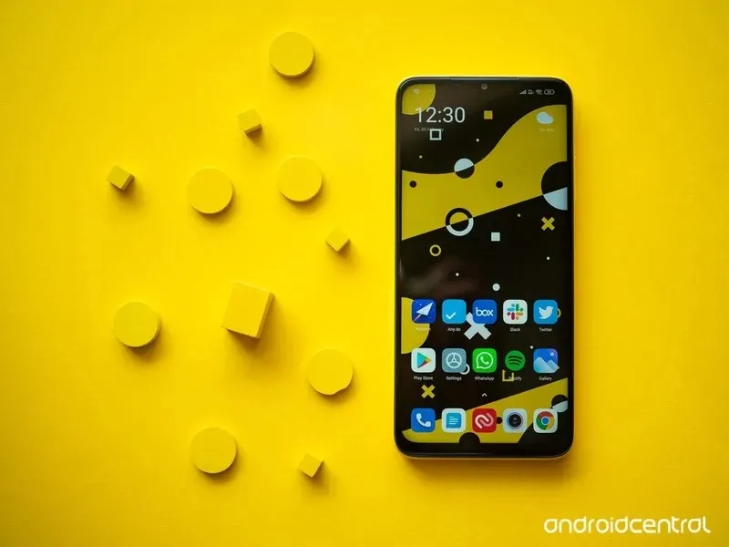 Новый хит PocoPhone скоро поступит в продажу. При покупке подарят Xiaomi Mi Band