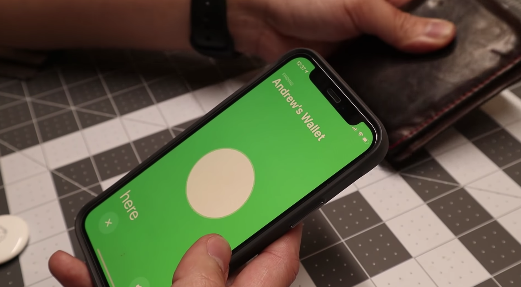 Изобретатель превратил AirTag в действительно полезную вещь. Теперь трекер  можно спрятать в бумажнике — Палач | Гаджеты, скидки и медиа