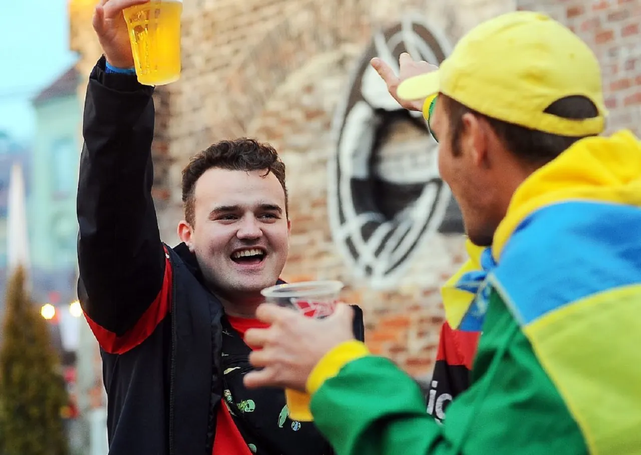 В Украине фанатам наливали 100 бокалов пива за каждый гол в ворота России. Автор идеи – вице-президент ФК «Москва»