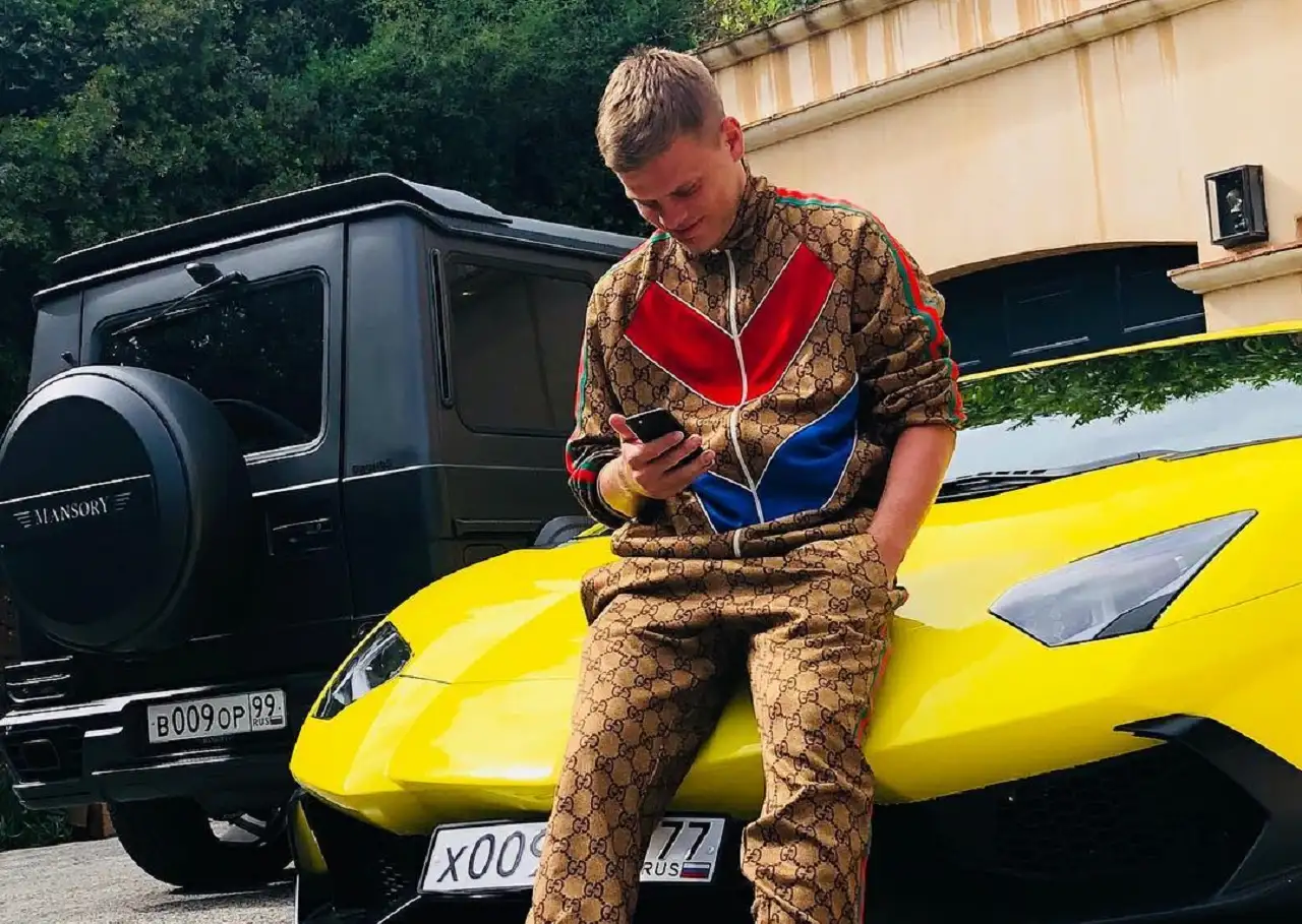У Александра Кокорина эвакуировали Lamborghini. Он бросил ее на проезжей части и скрутил номера, чтобы не платить штраф