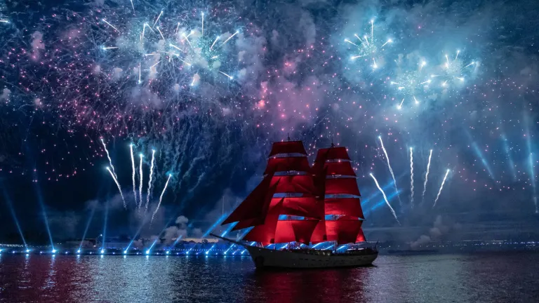 «У вас сертификат на бессмертие?» В Петербурге прошел праздник «Алые Паруса» – во время нового пика пандемии