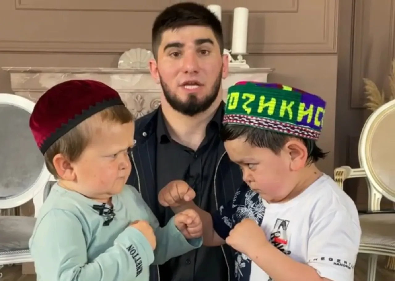 Почему не выкладывают бой Хасбика с Абдурозиком? Похоже, Асхаб Тамаев просто зарабатывает на рекламе