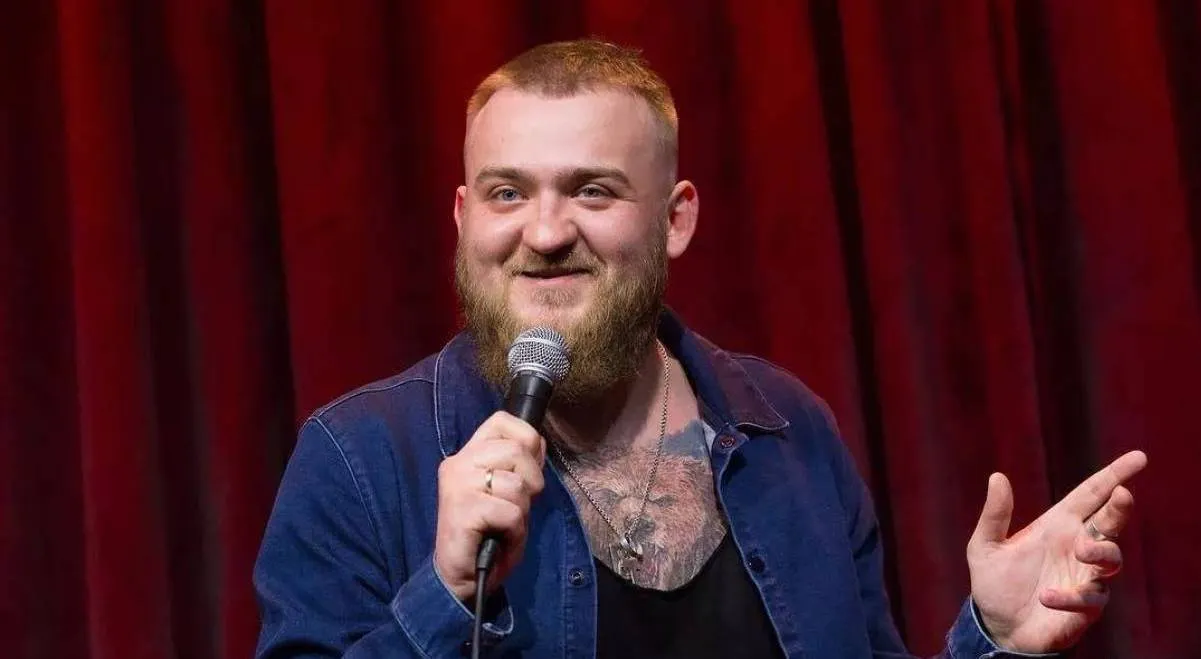 Стендап-комик Павел Дедищев рассказал, как влюбился в КВН. Помогла одна разрывная шутка из школьной лиги