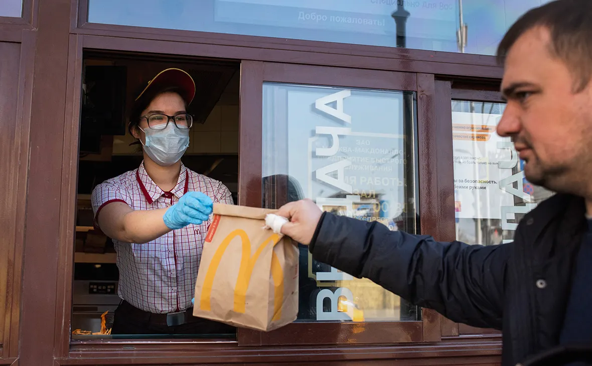 «Макдоналдс» усилил антиковидные ограничения в Петербурге. Клиенты в гневе