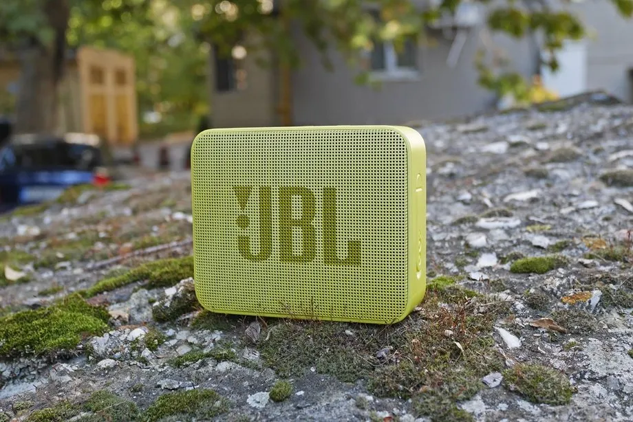 Ультракомпактную колонку JBL GO 2 отдают за тысячу рублей. Стоит ли ее брать?