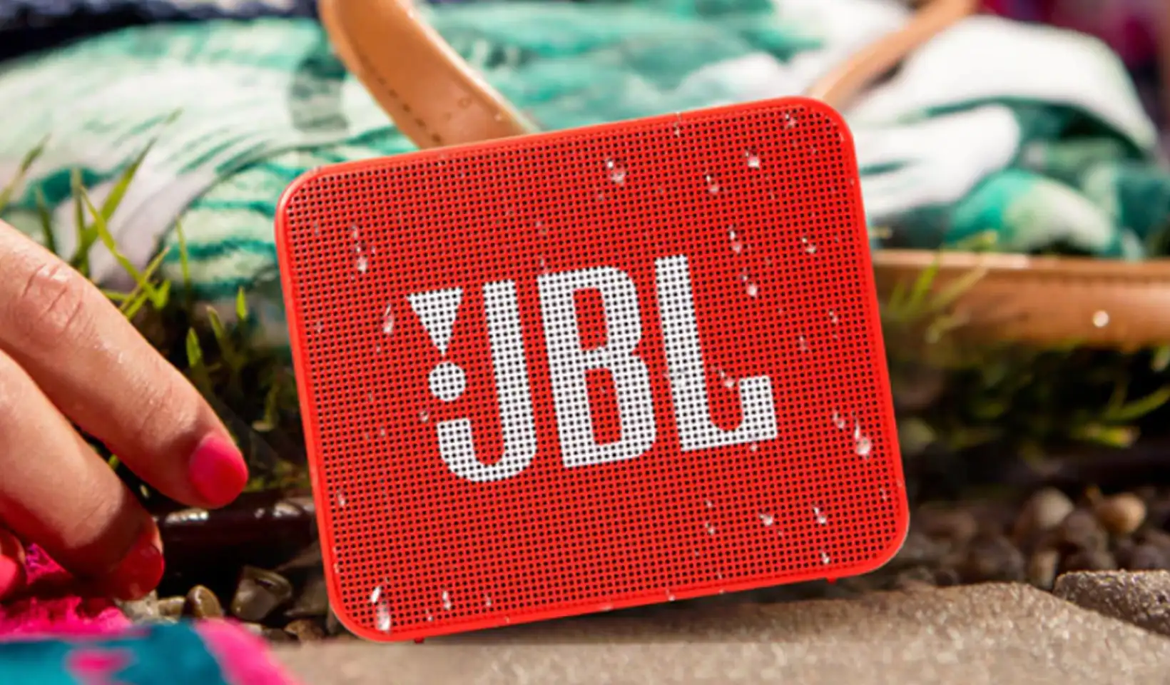 Надо брать. Мини-колонка от JBL, которую удобно носить с собой