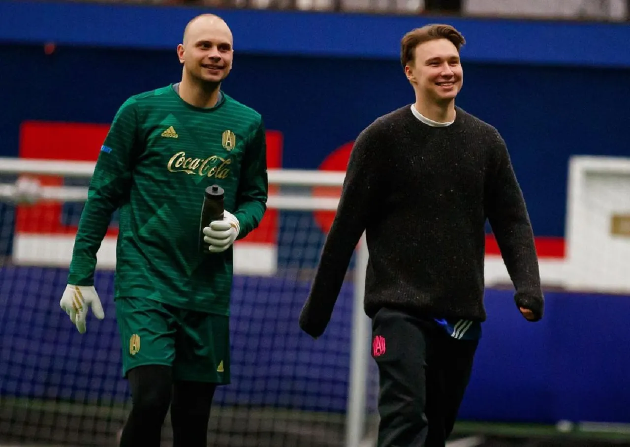 Блогеров Нечая и Федоса прямо на съемках остановила полиция. Их чуть не арестовали в лесу из-за странного поведения