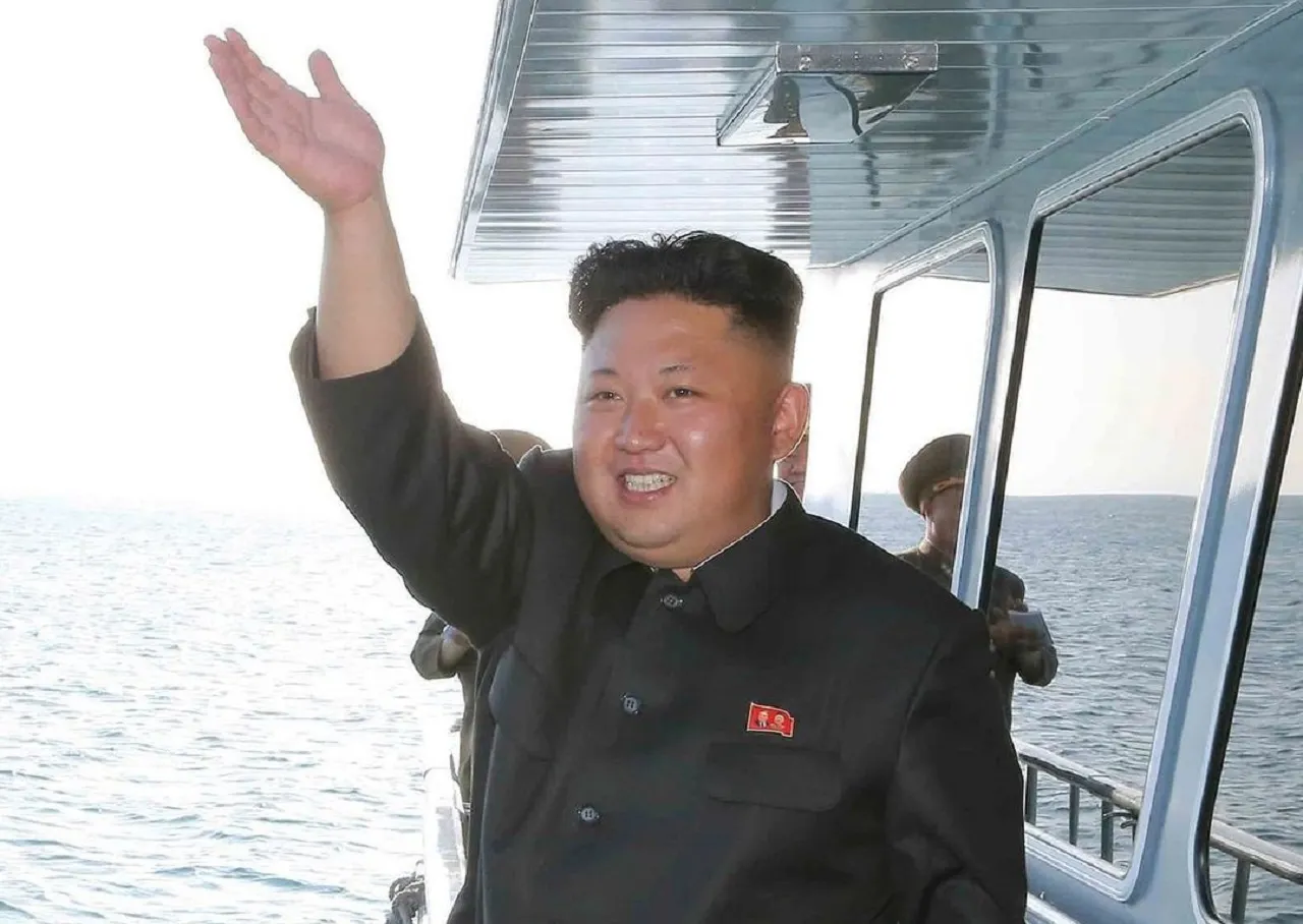 У Ким Чен Ына заметили темно-зеленое пятно и пластырь на затылке. Лидер Северной Кореи явно не в порядке